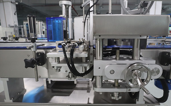 全自動卷膜貼標(biāo)機,卷膜貼標(biāo)機,全自動貼標(biāo)機,平面貼標(biāo)機